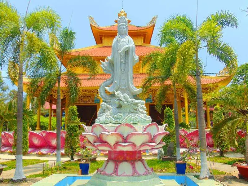 Tượng Phật Quan Âm phía trước Chùa Cổ Hội Tôn
