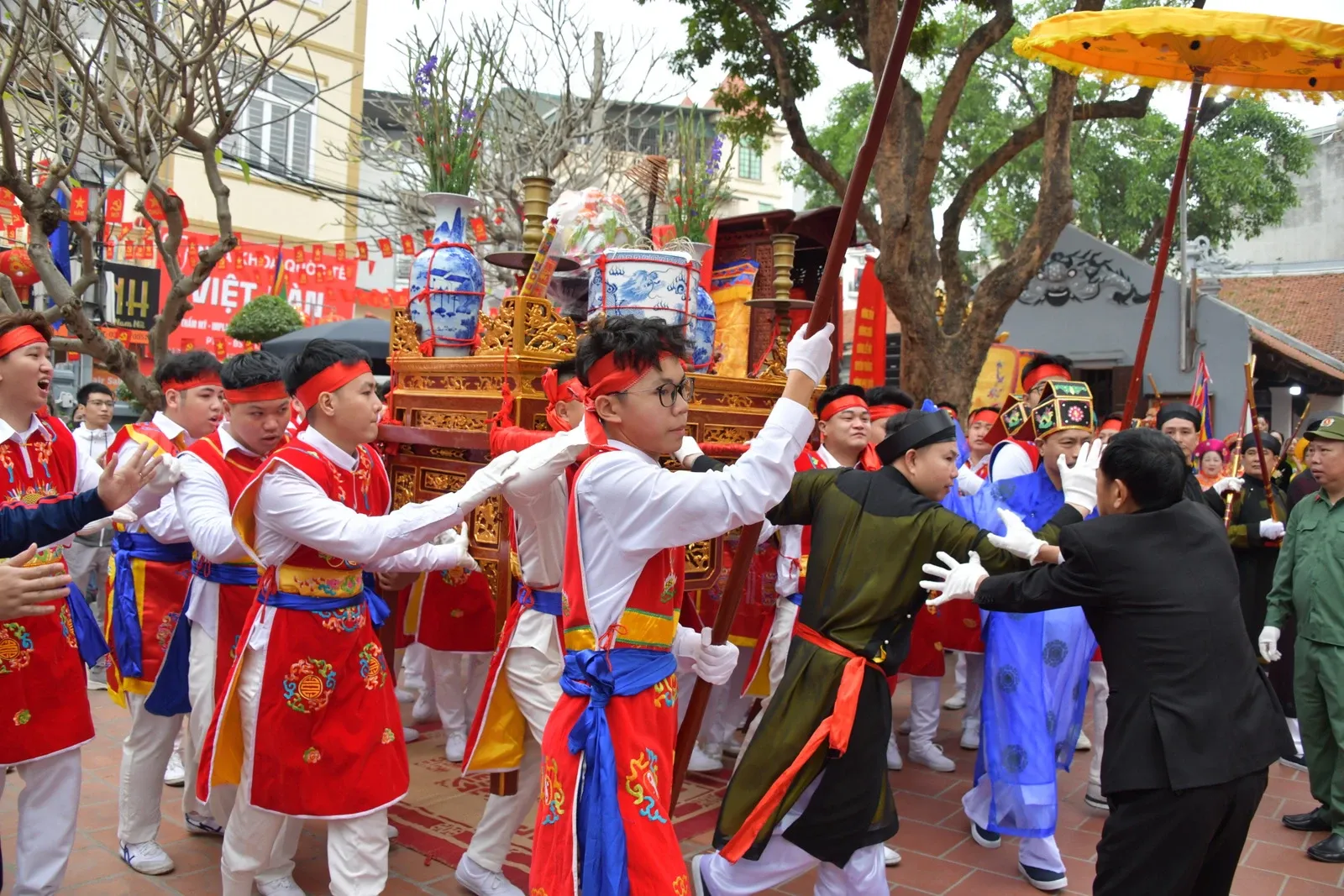 Kiệu hương án tại Hội đình Phú Đô