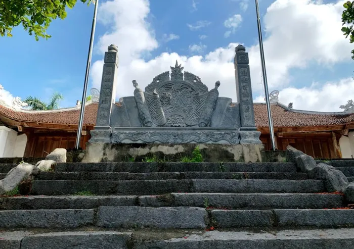 Bức bình phong trong di tích Đình Đa Chất
