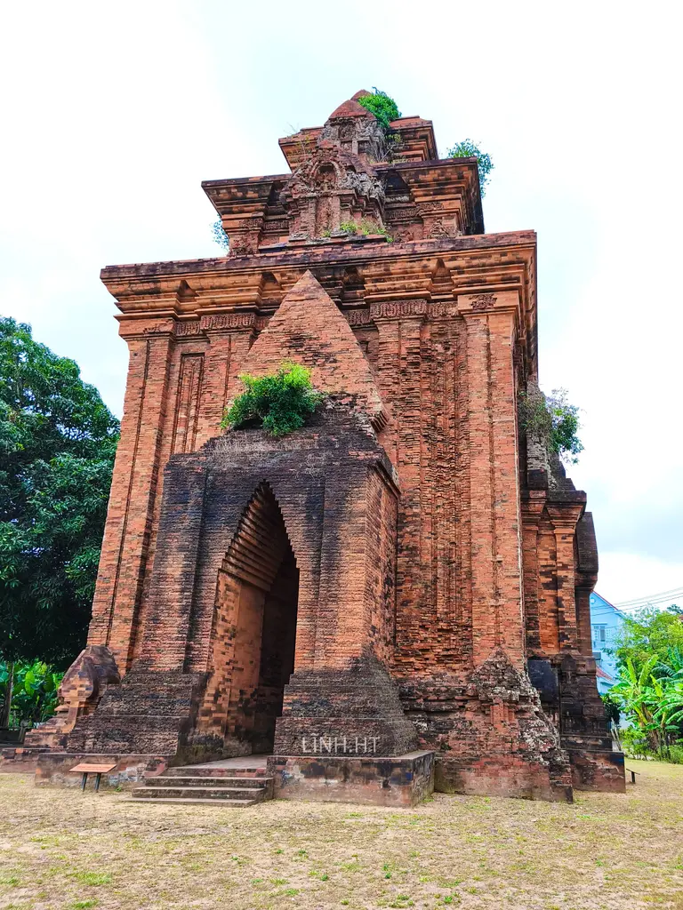 Cảnh quan di tích Tháp Bình Lâm