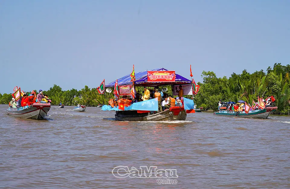 Lễ rước Bà Thủy Long Cung thần nữ trên sông ở Lễ vía Bà Thủy Long