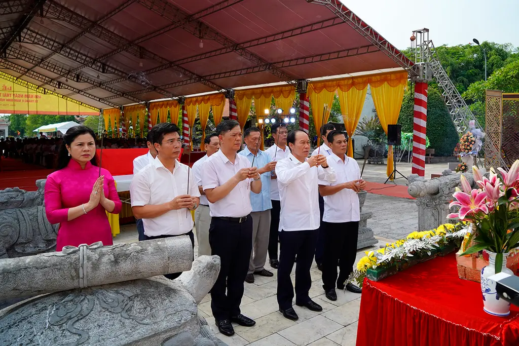 Các đồng chí lãnh đạo dâng hương Lễ giỗ Mạc Thái Tổ
