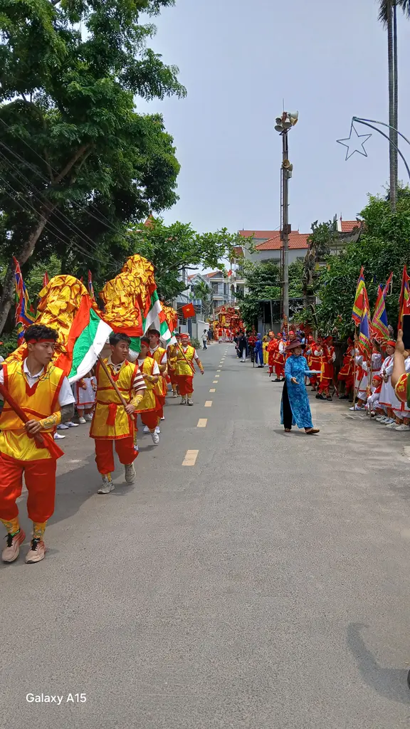Đội múa rồng ở lễ hội làng Bài Trượng