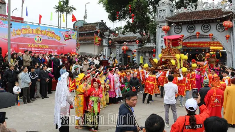 Quang cảnh Lễ hội Phủ Quảng Cung