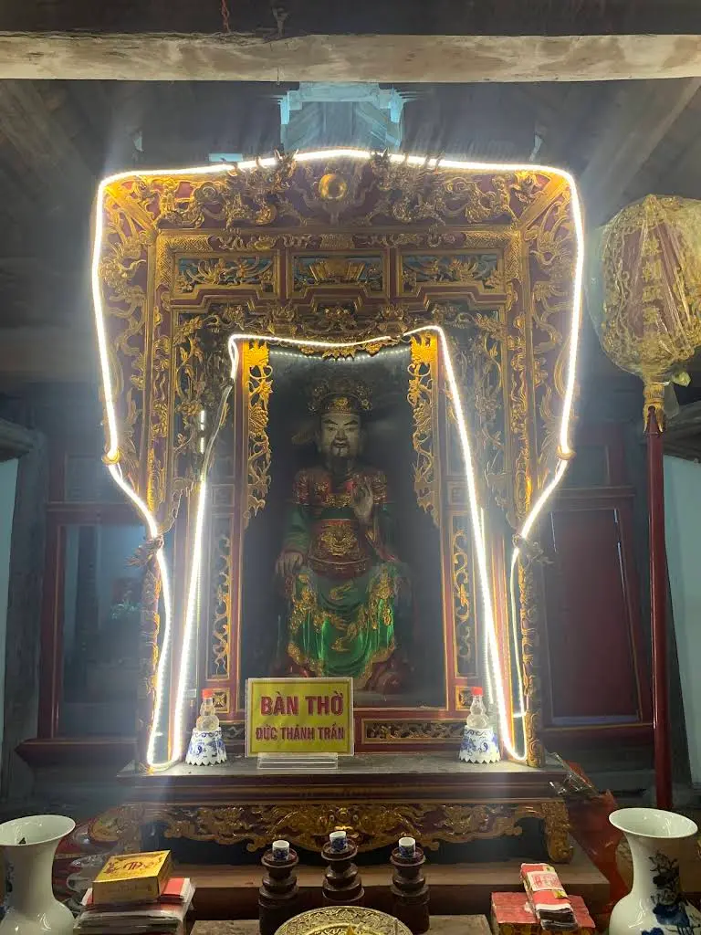 Bàn thờ Đức Thánh Trần