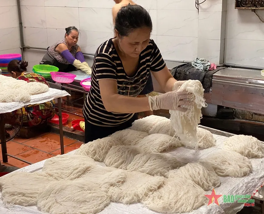 Công đoạn phơi và rũ bún