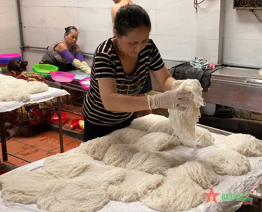 Công đoạn phơi và rũ bún