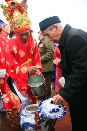 Múc nước thánh ở sông Hồng tại Lễ hội làng cổ Đường Lâm