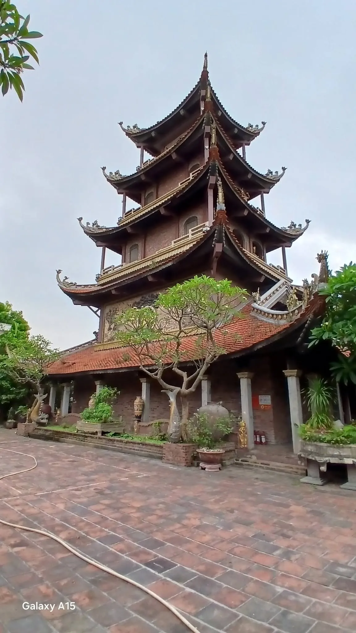 Kiến trúc phía sau tòa tháp chùa Tiêu Dao