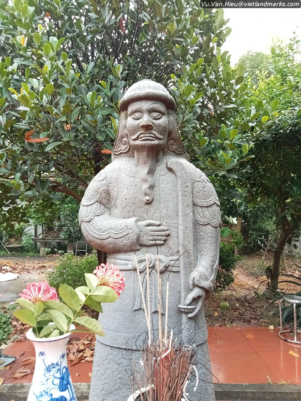 Tượng quan võ đá tại Đền Đức Thánh Đinh