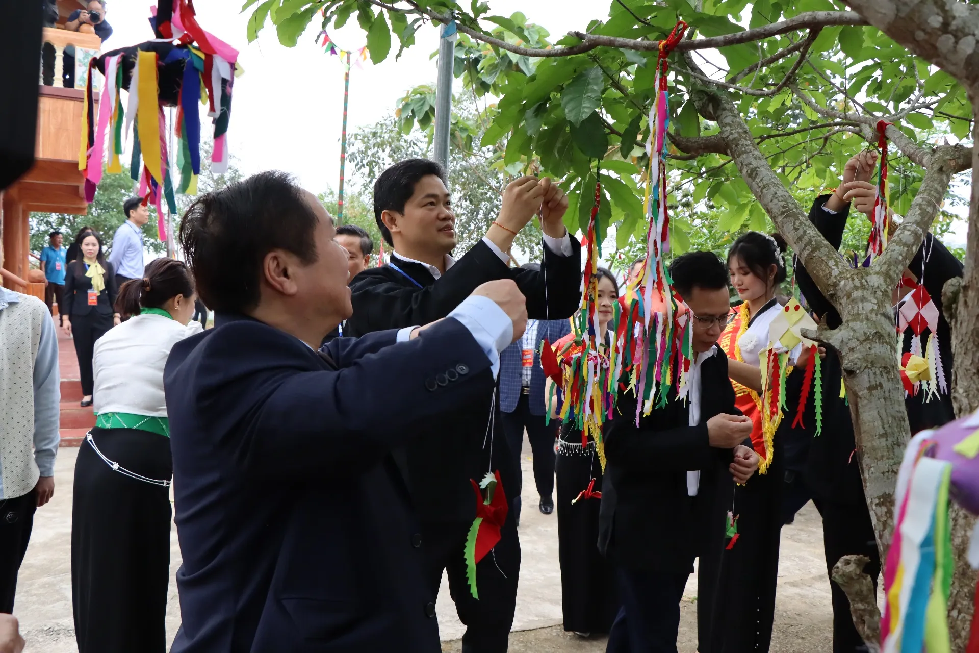 Đại biểu buộc con én lên cây cầu may tại Lễ Hội Then Kin Pang
