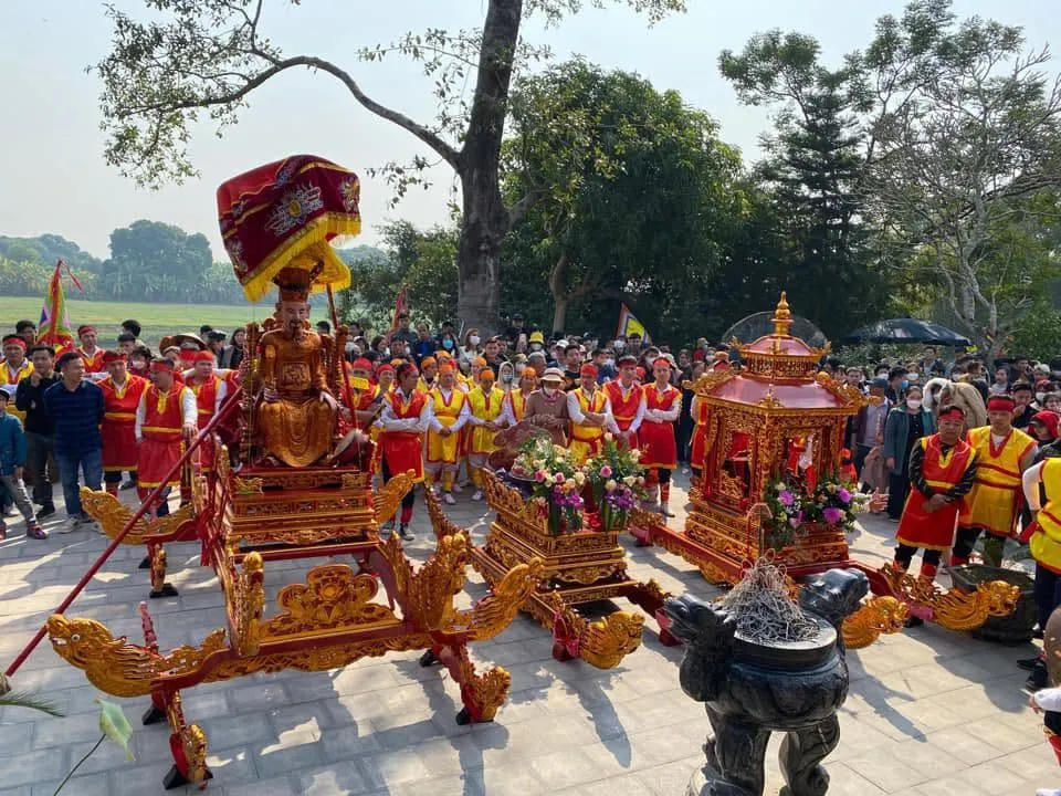Quang cảnh Hội làng Đoan Nữ