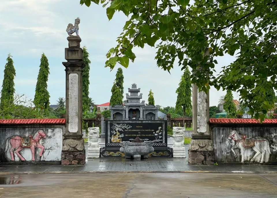 Phần mộ ở đền Nguyễn Xí