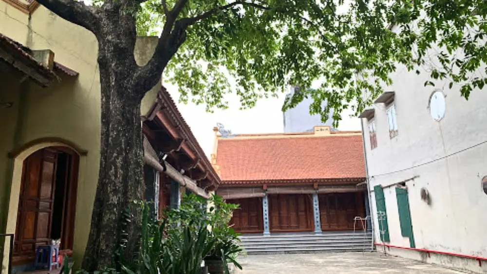 Khuôn viên Chùa La Phù