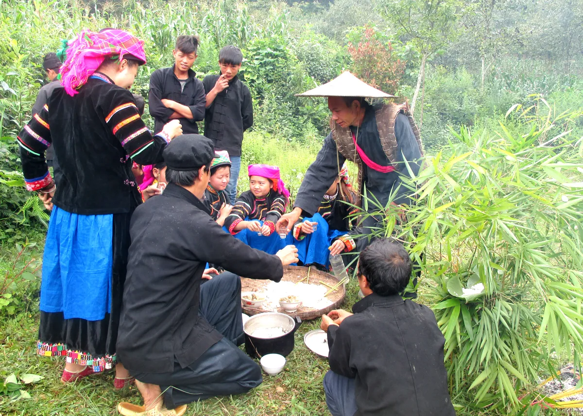 Thầy cúng và dân làng hưởng lộc sau khi kết thúc nghi Lễ ra đồng (Pặt Oong)