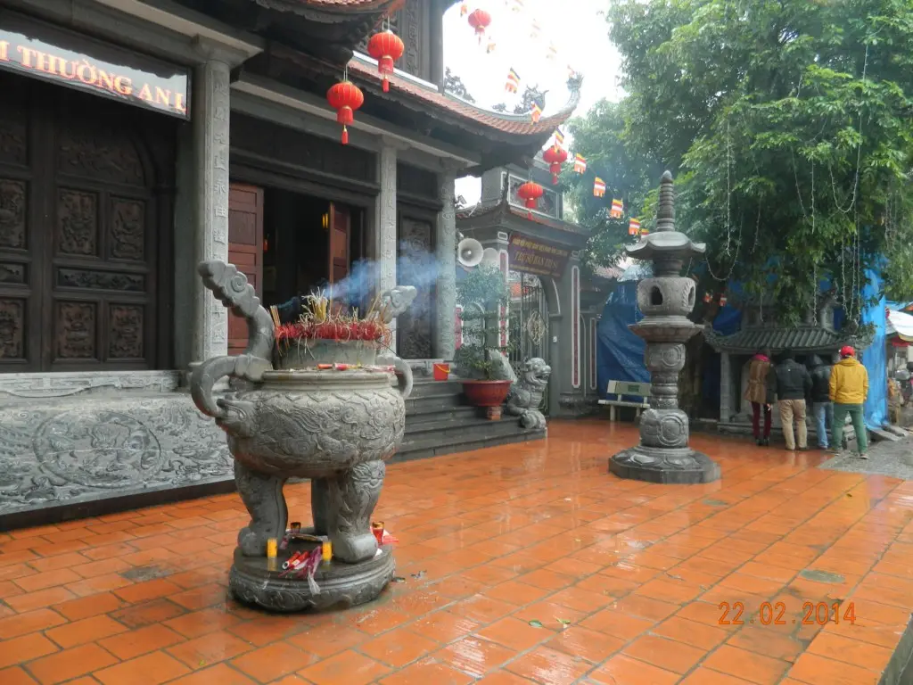 Không gian trong sân Chùa Thành