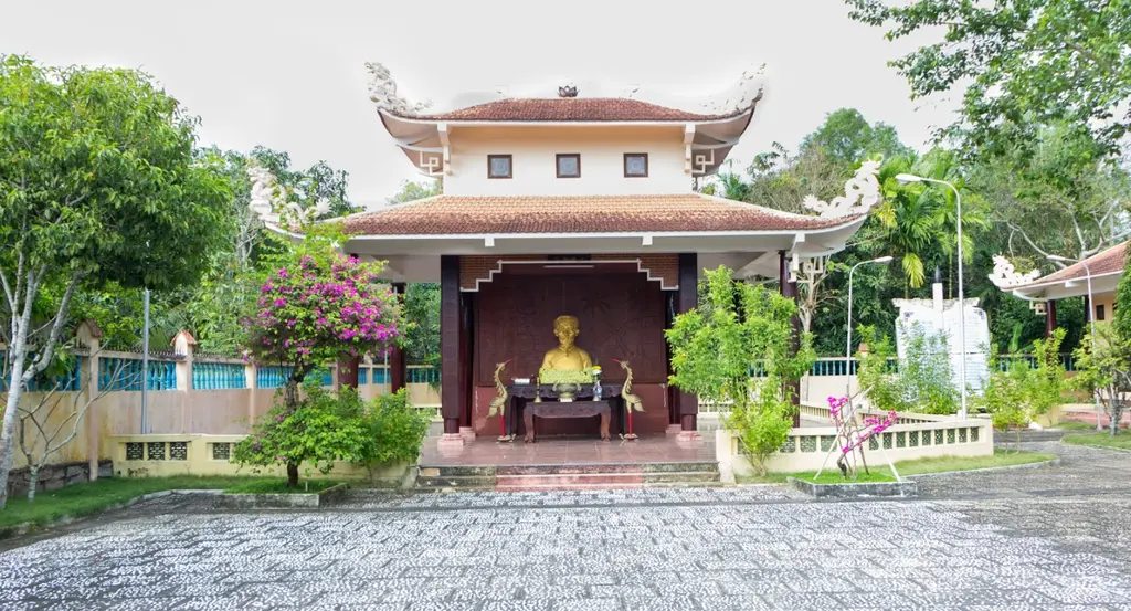 Cảnh quan không gian di tích Mộ Nhà Thơ Phan Văn Trị