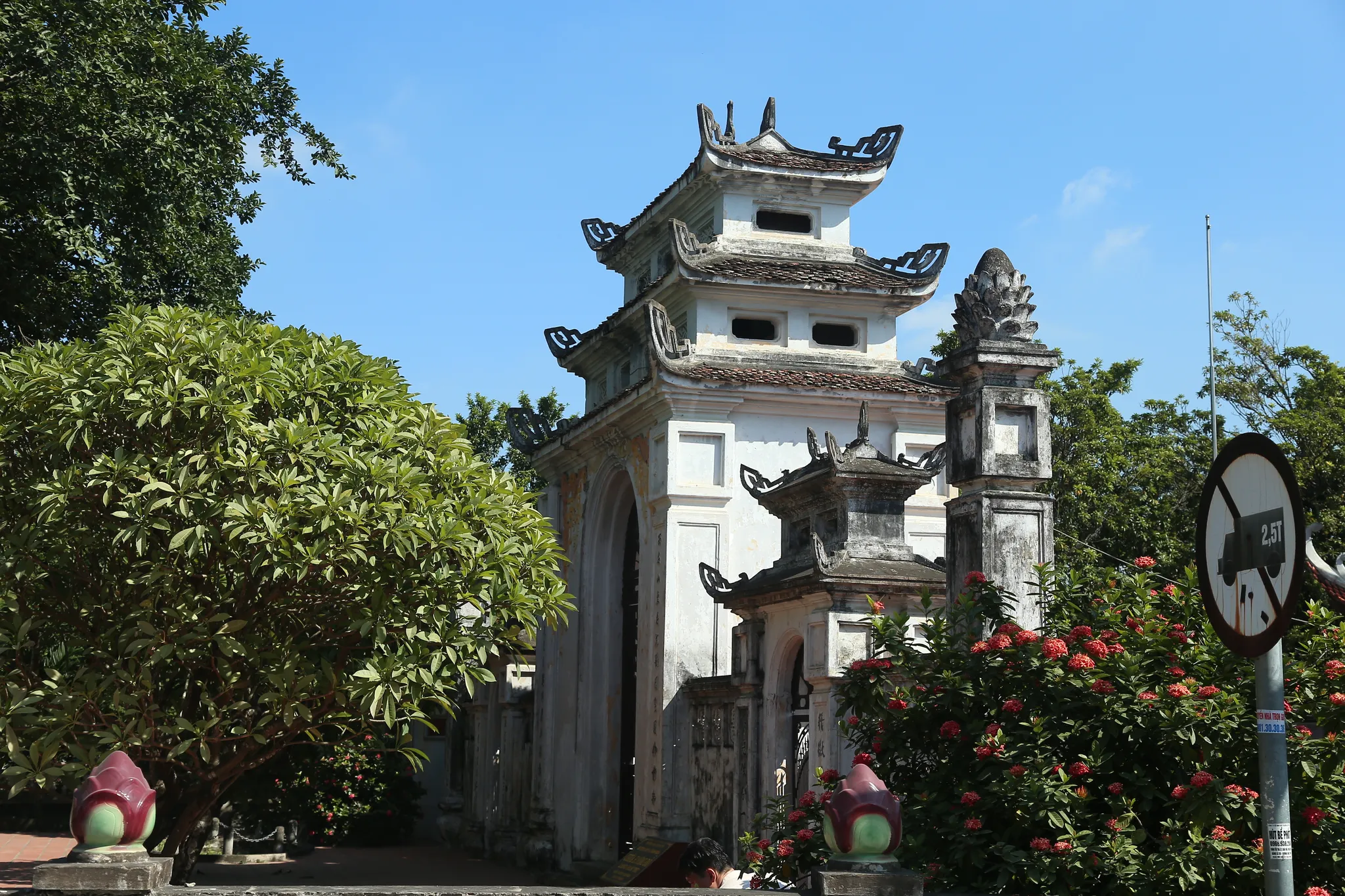 Cổng tam quan Chùa Hòe Thị (hay Hương Đỗ Tự)