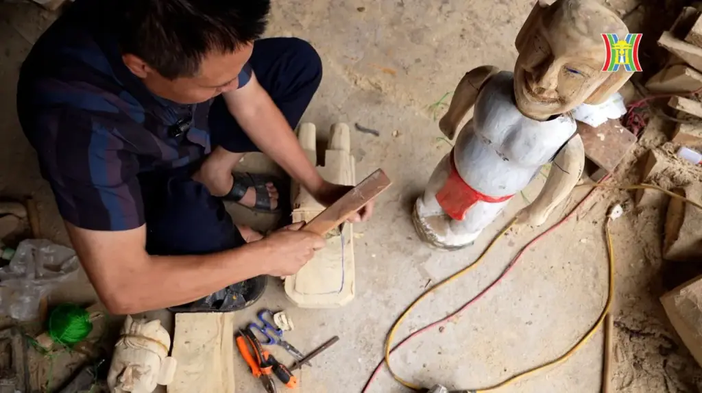 Nghệ nhân Nguyễn Văn Phi đang lên thiết kế để tạo hình con rối