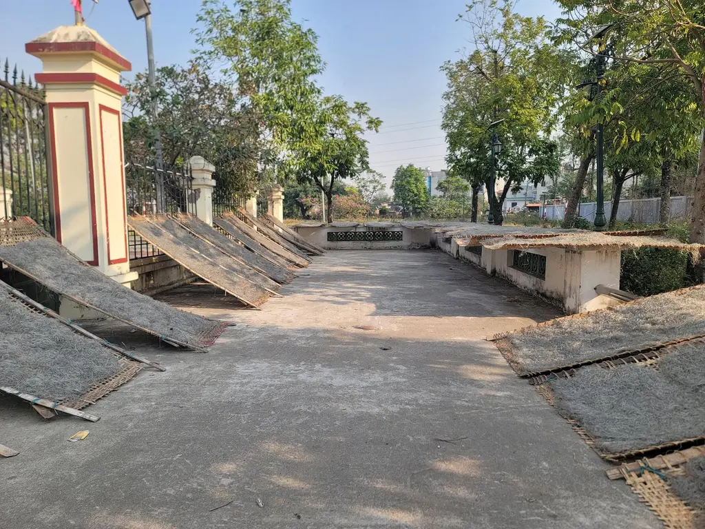 Người dân làng Phú Diễn tận dụng mặt bằng để phơi miến.
