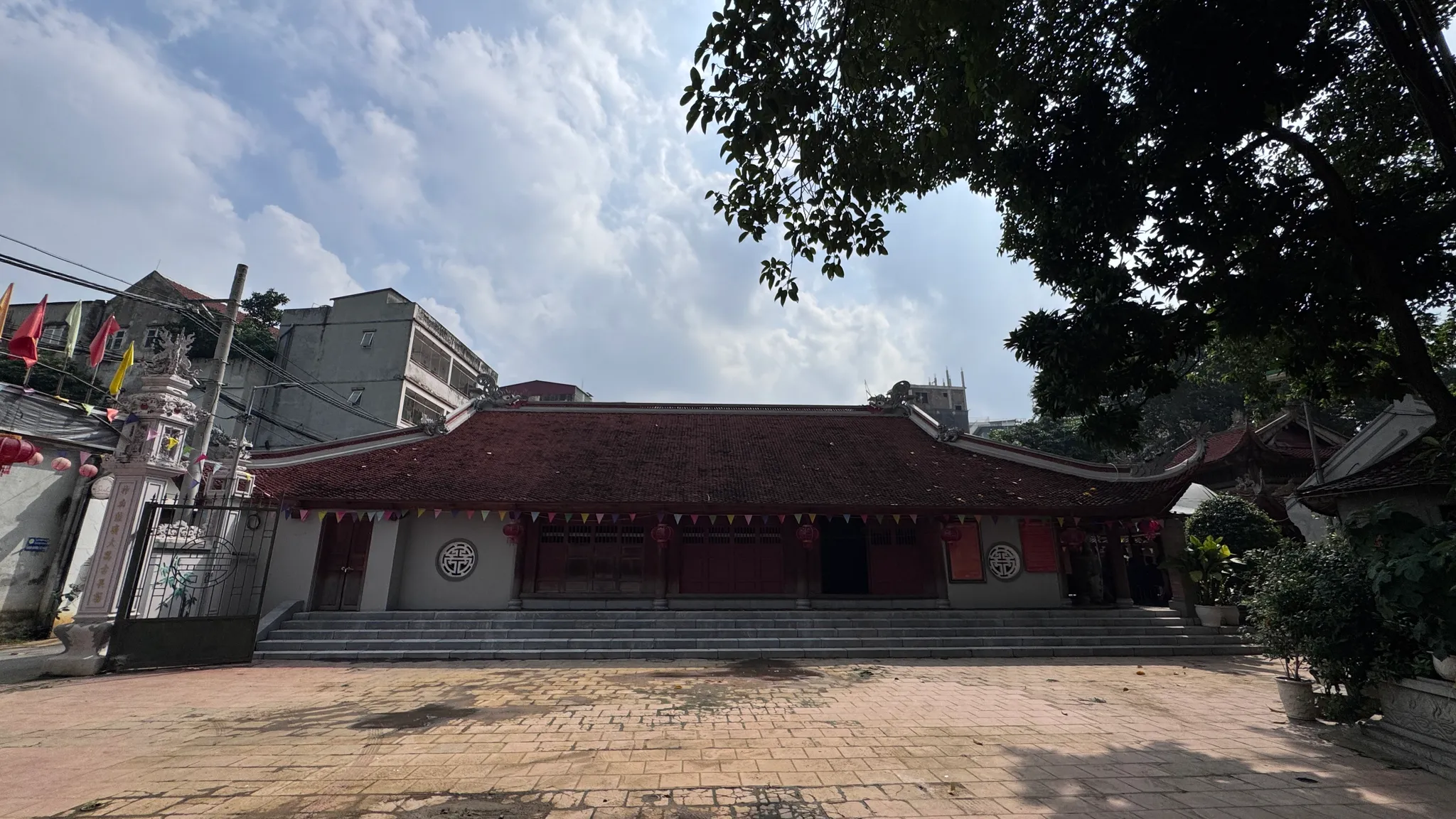 Chính điện đình Kiều Mai