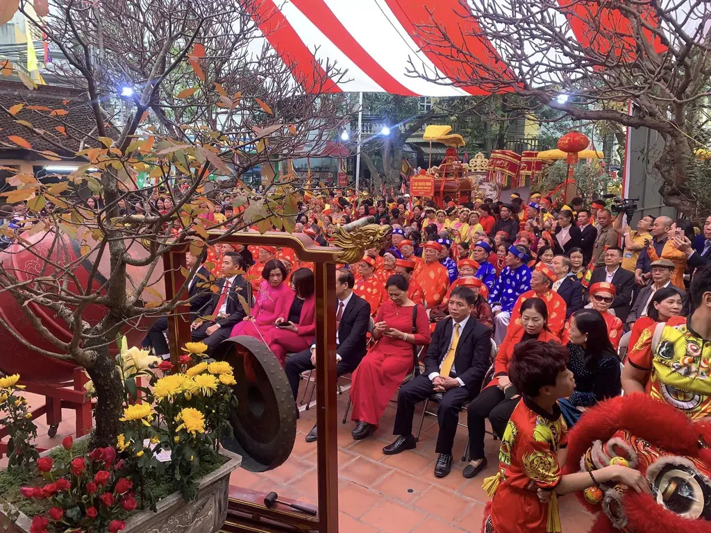Khung cảnh  Hội đình Trung Kính Hạ (Hội Kẻ Giàn)