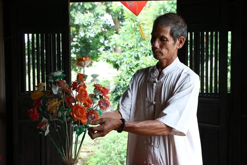 Nghệ nhân Trần Phú cùng hoa giấy Thanh Tiên rực rỡ sắc màu