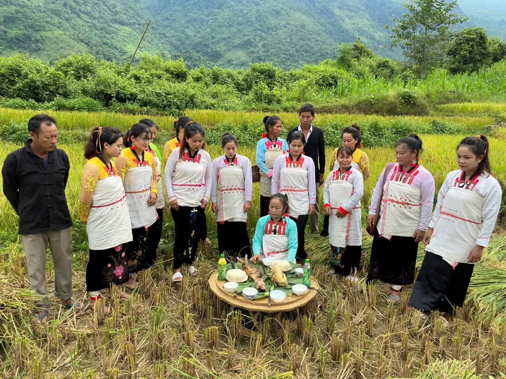 Nghệ nhân Lý Thị Chướng thực hành Nghi lễ “Gọi hồn lúa” tại Lễ hội Đón lúa mới