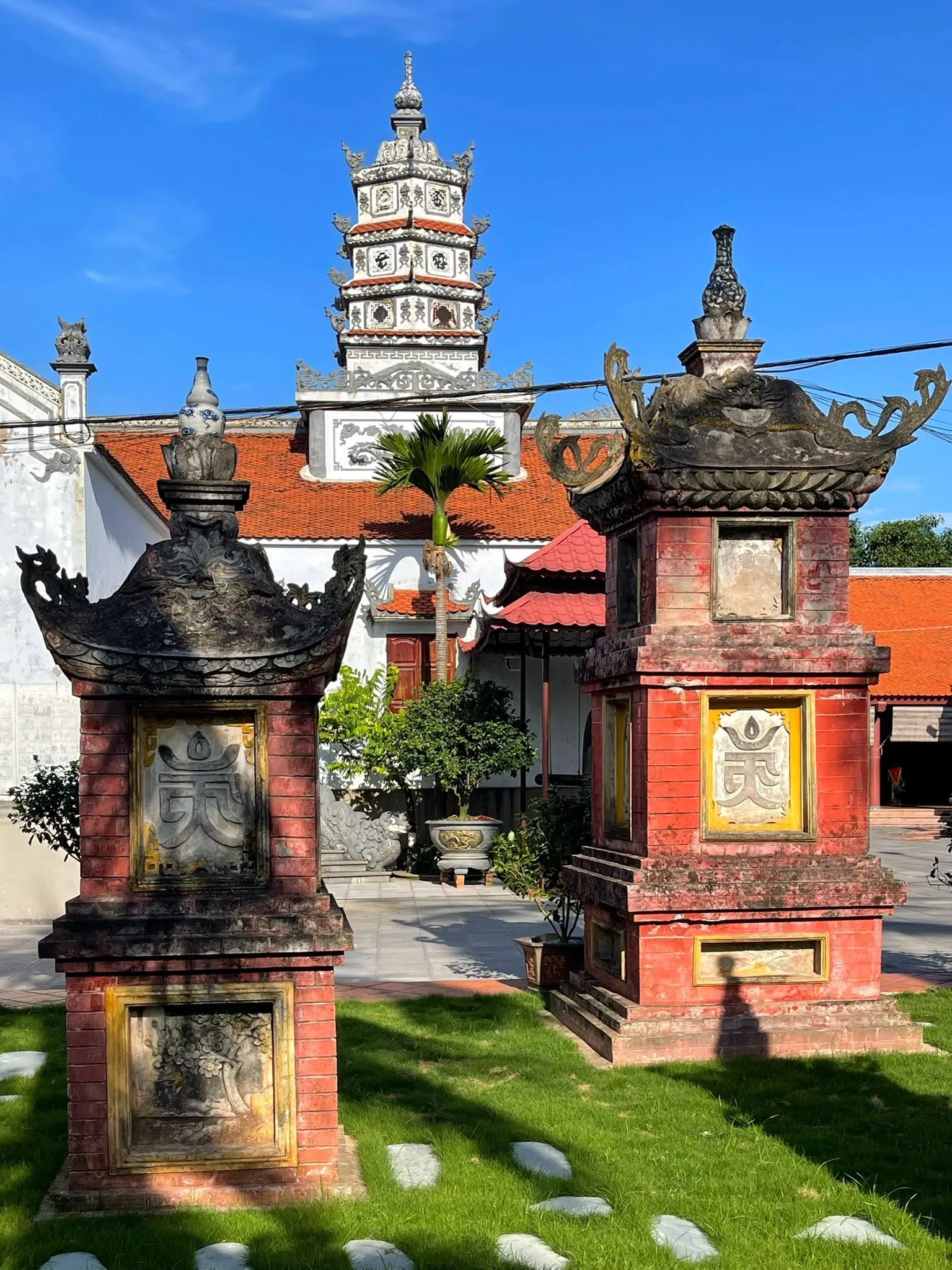 Khu tháp mộ trong chùa Keo (Báo Ân)