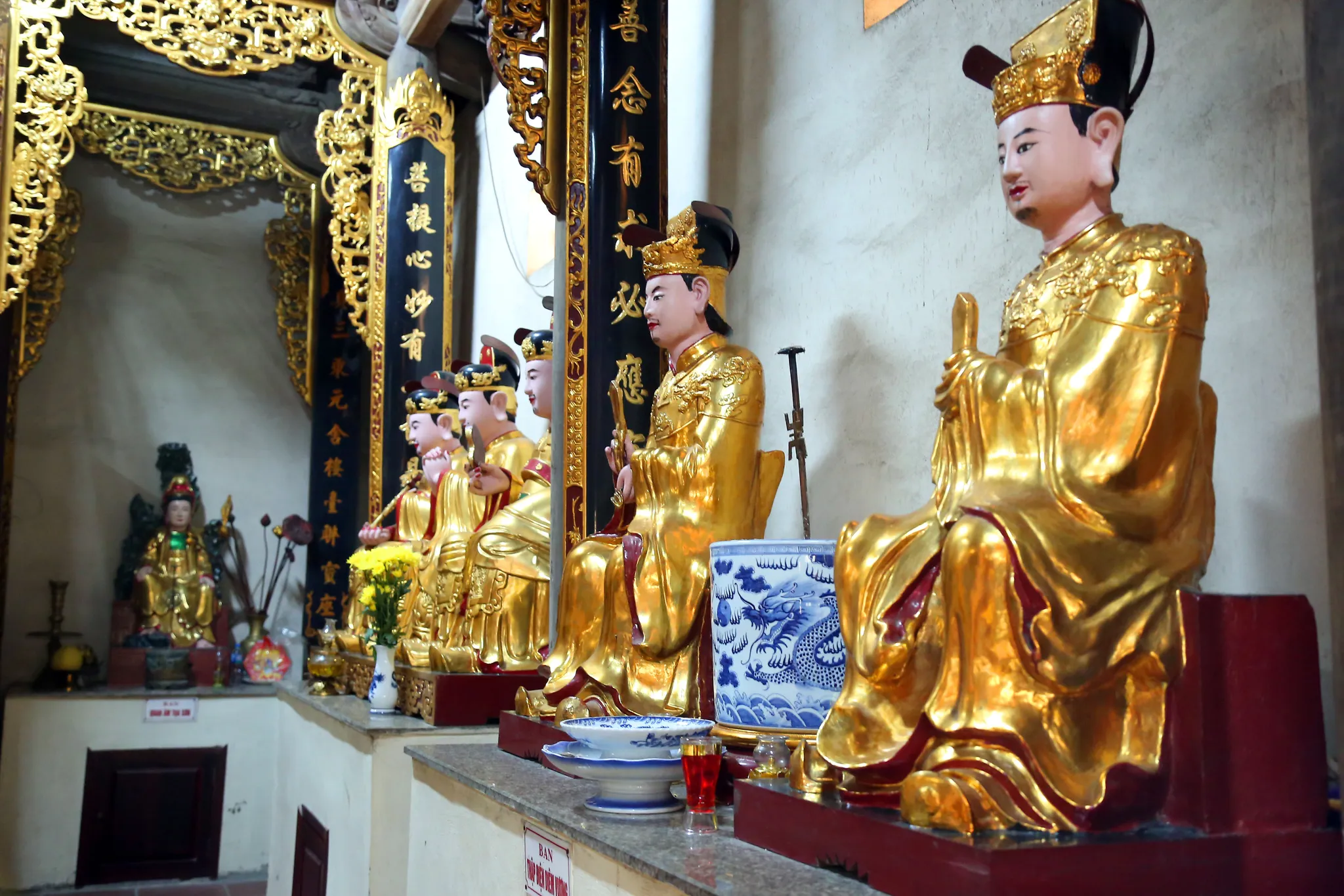 Một ban thờ trong chùa Thanh Lâm