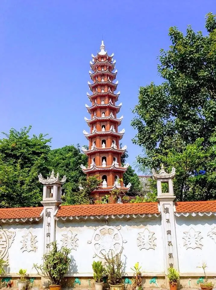 Tháp mộ trong Chùa Chèm