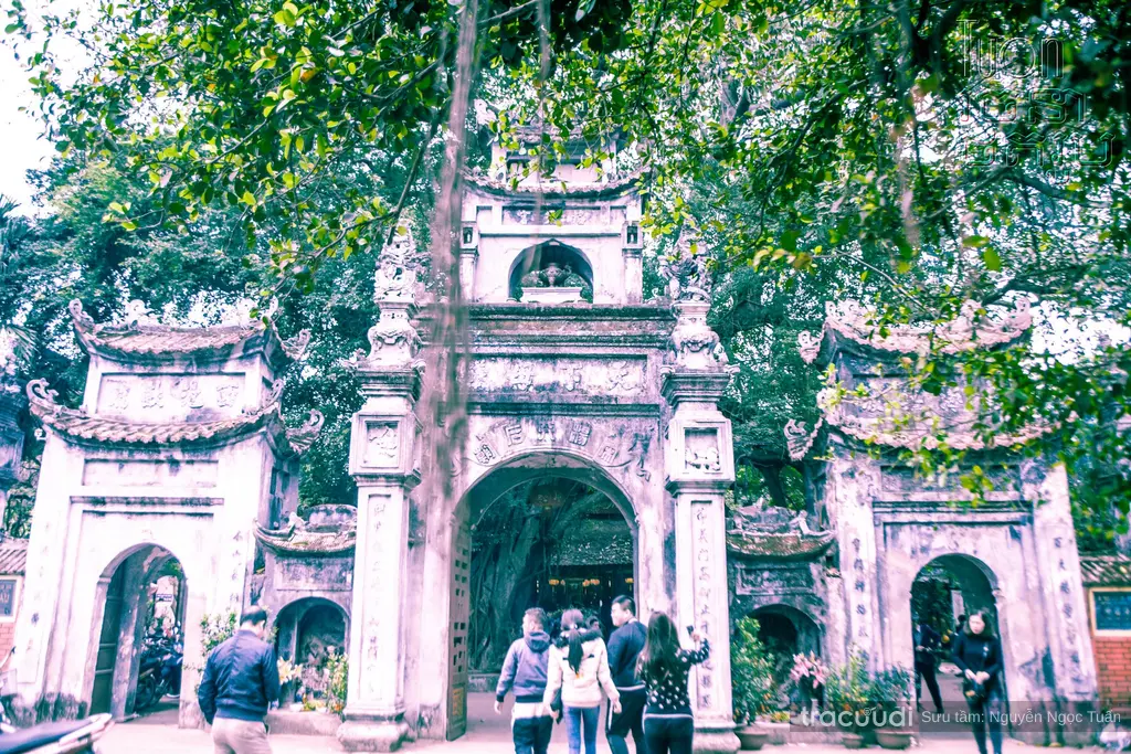 Công tam quan di tích Đền Mẫu