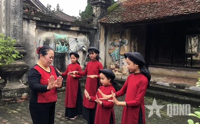Nghệ nhân Nhân dân Nguyễn Thị Lịch trao truyền hát Xoan cho thế hệ trẻ