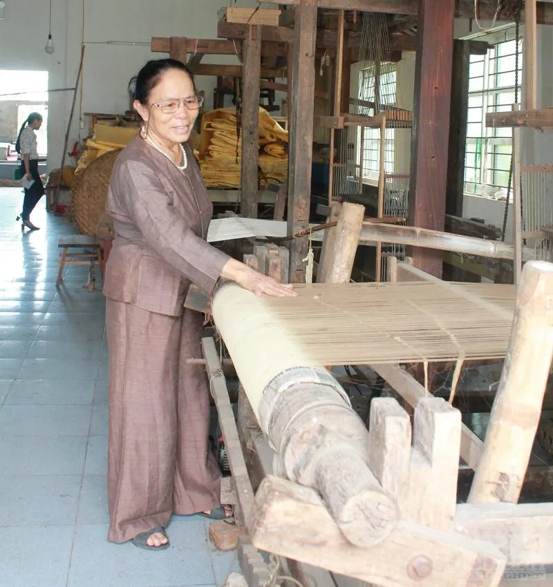 Công việc hàng ngày của các nghệ nhân tại Làng nghề dệt Phùng Xá
