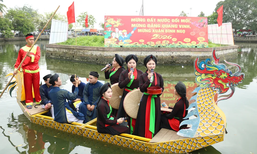 Hát quan họ trên thuyền trong Lễ hội Đền Vua Bà