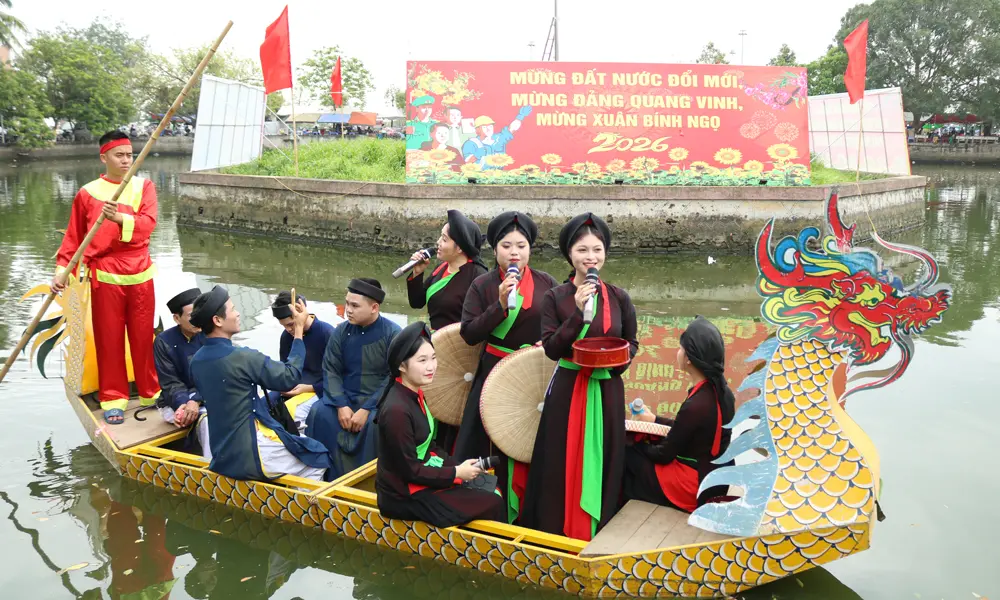 Hát quan họ trên thuyền trong Lễ hội Đền Vua Bà