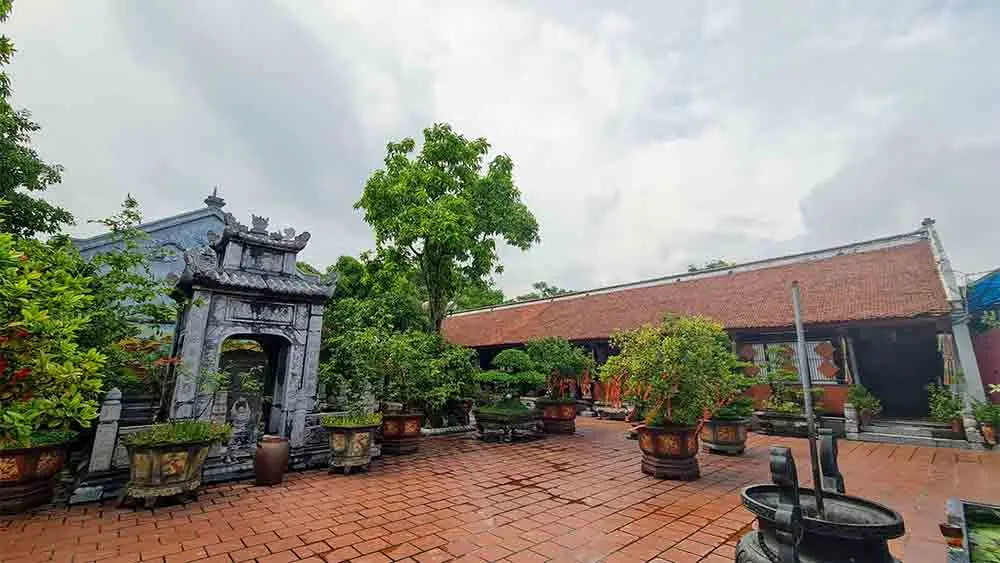 Không gian sân Chùa Đào Xuyên