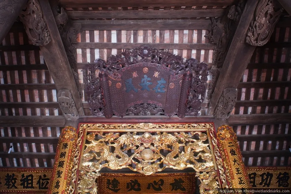 Hoành phi bên trong Đình An Tiêm