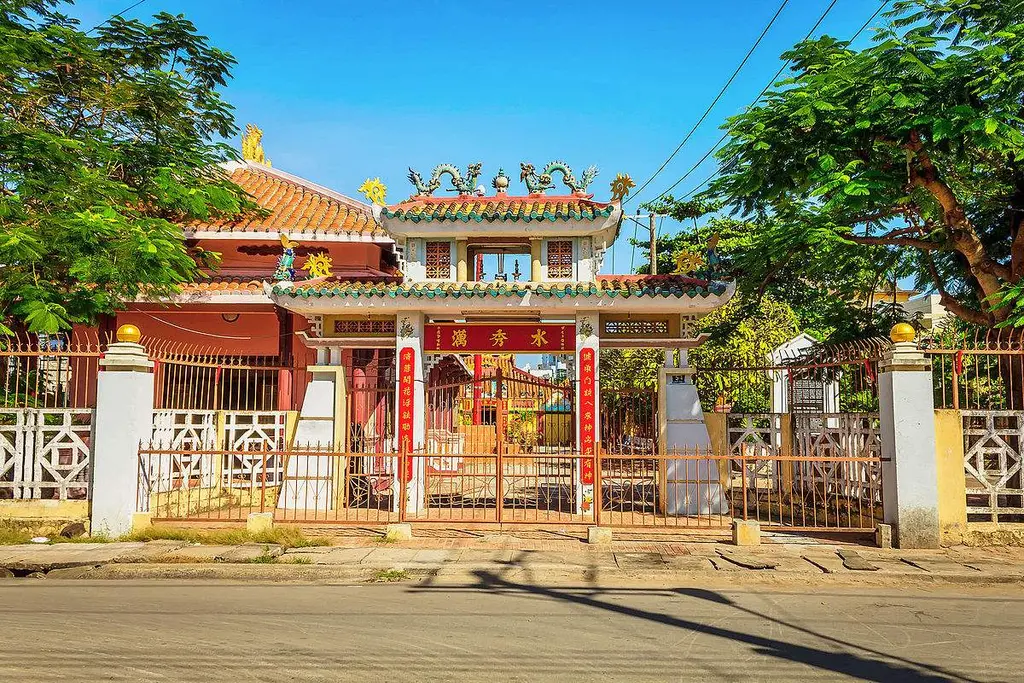 Tam quan cổng Dinh Vạn Thủy Tú