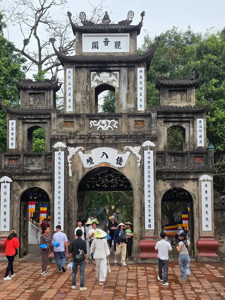 Cổng tam quan di tích đền Trình