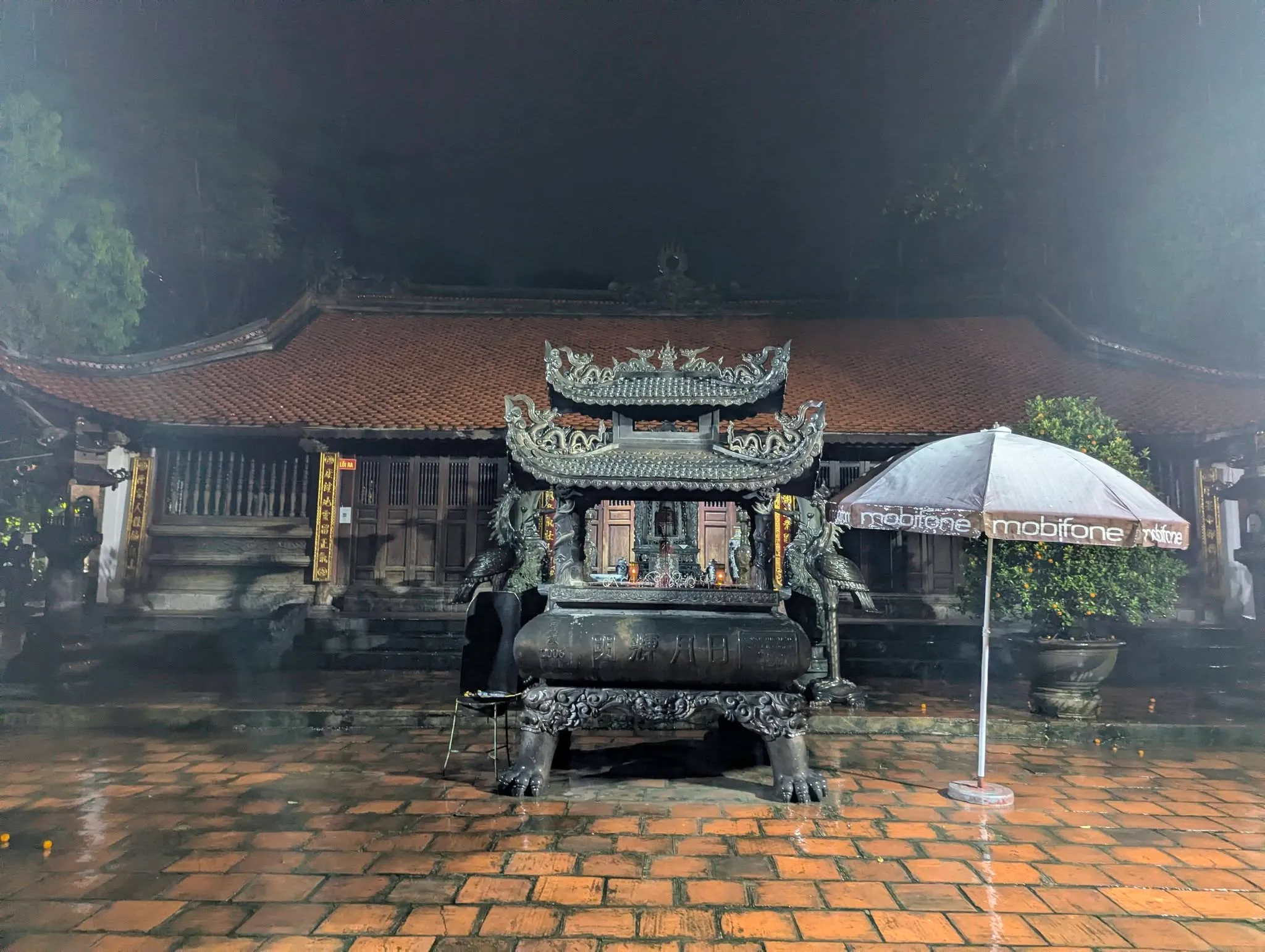 Không gian ngoài sân đền Thiên Trường
