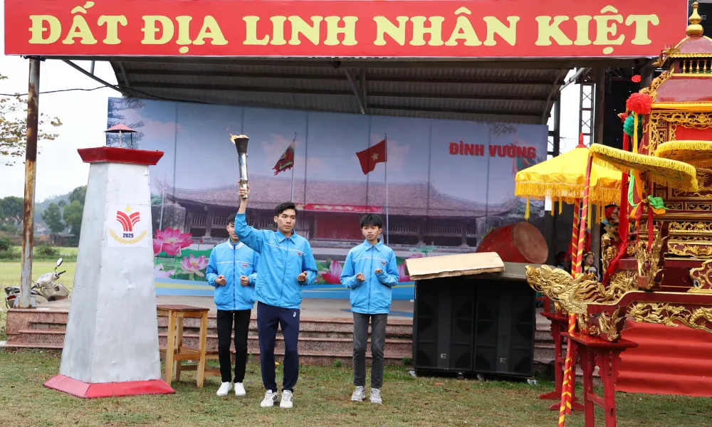Vận động viên rước đuốc tại lễ khai mạc Lễ hội Đền Dành