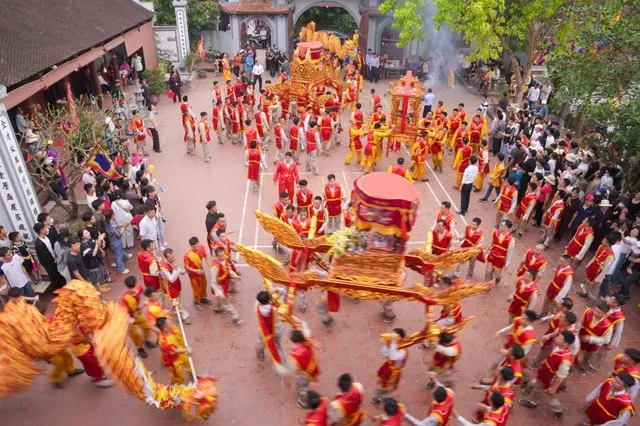 Khung cảnh rước kiệu tại Lễ hội làng Mạn Xuyên