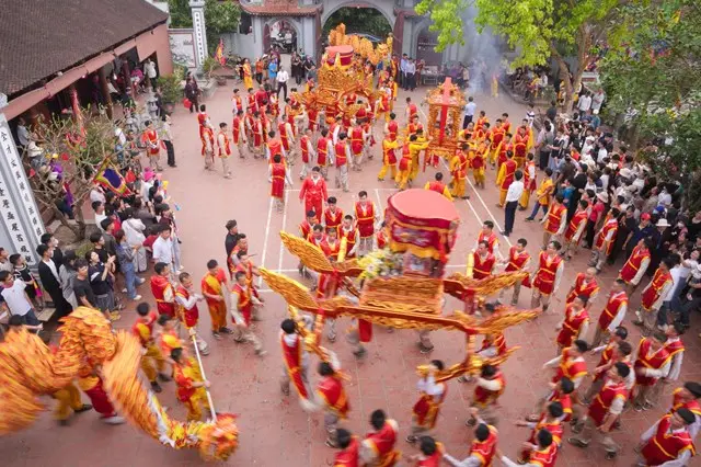 Khung cảnh rước kiệu tại Lễ hội làng Mạn Xuyên