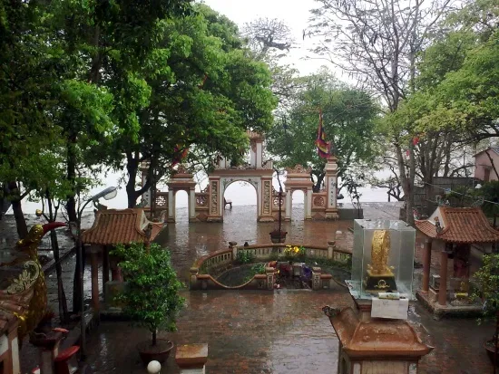 Khuôn viên Đền ông Hoàng Mười