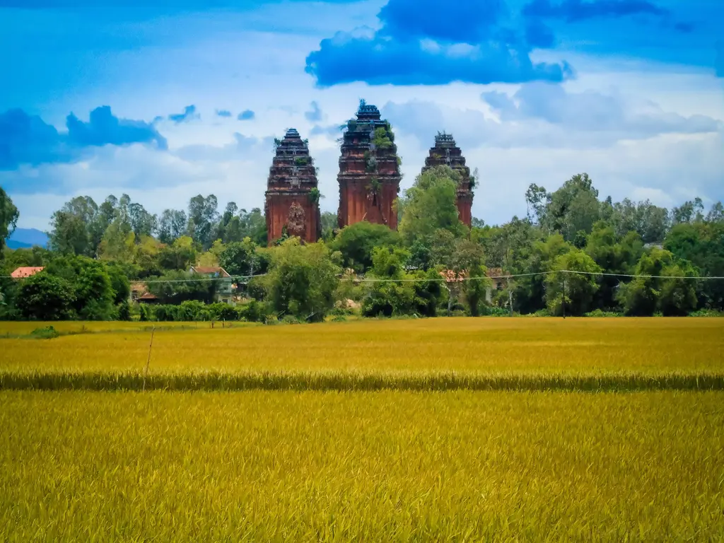 Vẻ đẹp Di tích Lịch Sử Văn Hóa Đặc Biệt Tháp Chăm Dương Long nhìn từ xa