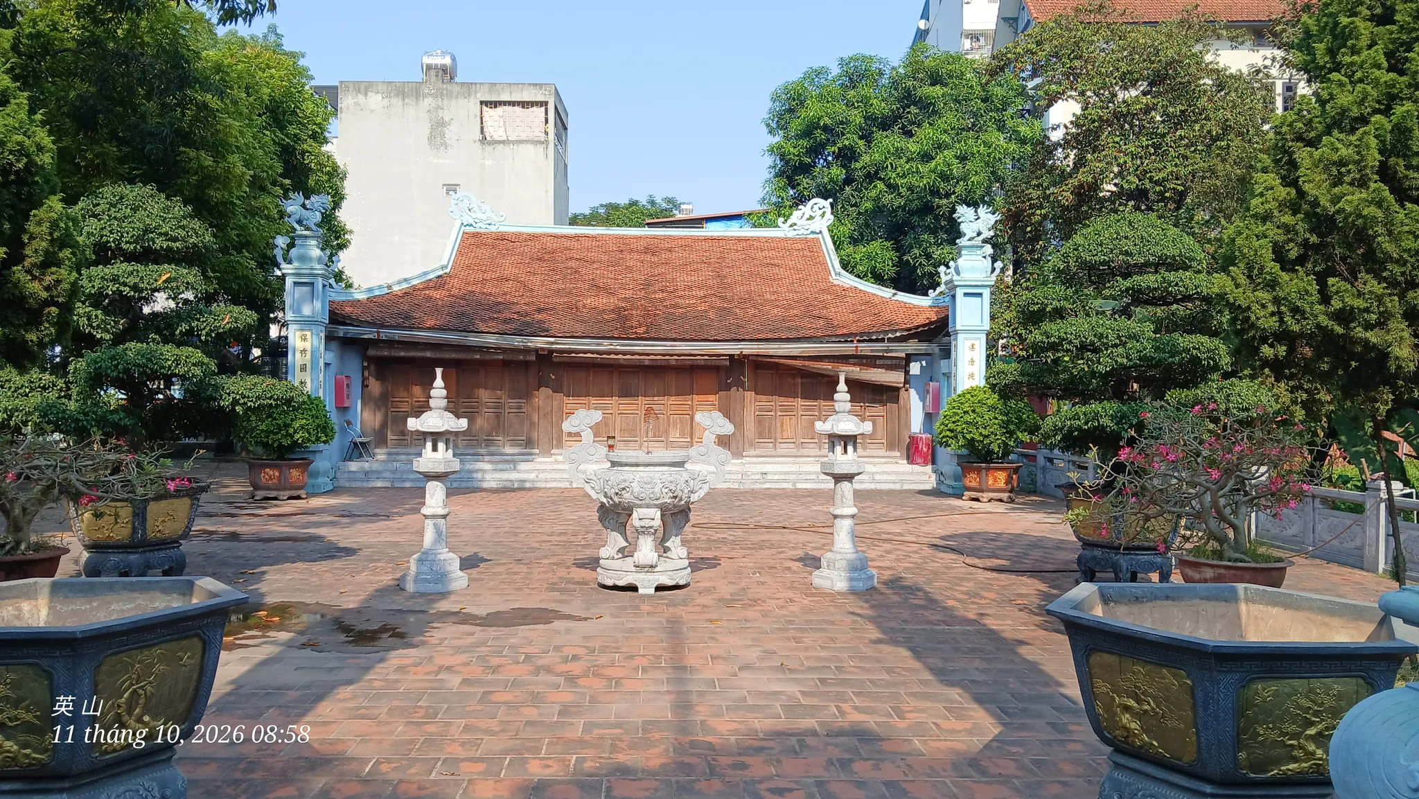 Nhà văn chỉ trong khuôn viên di tích đình làng Miêu Nha