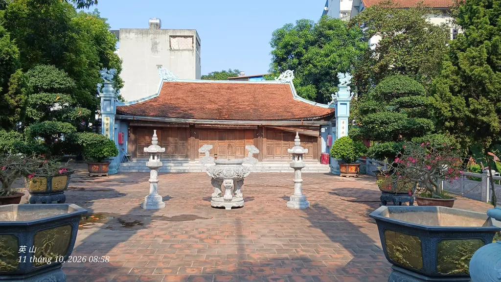 Nhà văn chỉ trong khuôn viên di tích đình làng Miêu Nha