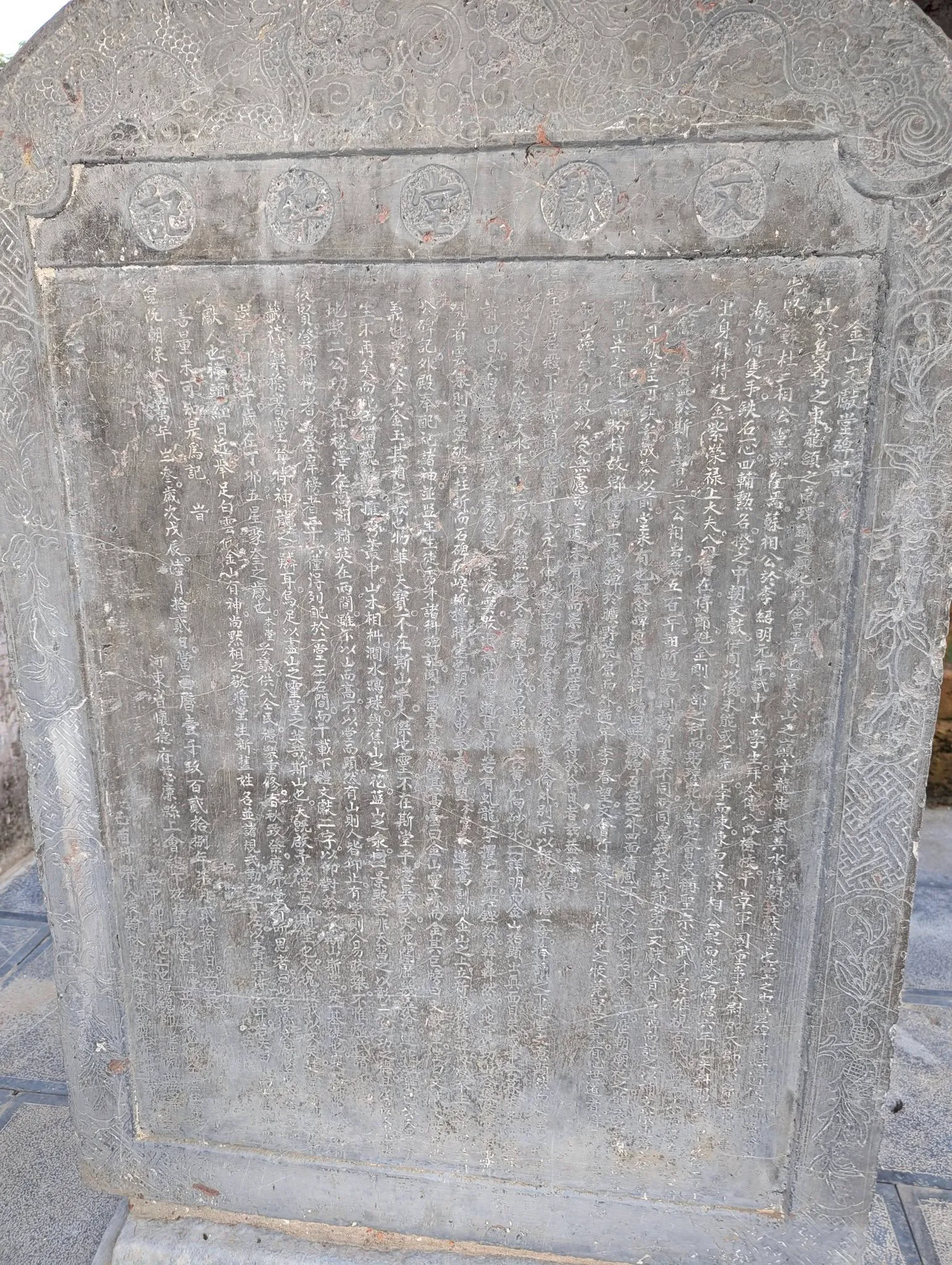 Bia đá trong đền Văn Hiến.