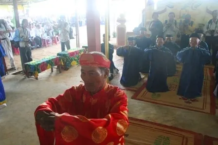 Chủ lễ cầu nguyện tại Lễ tế Bà Tơ